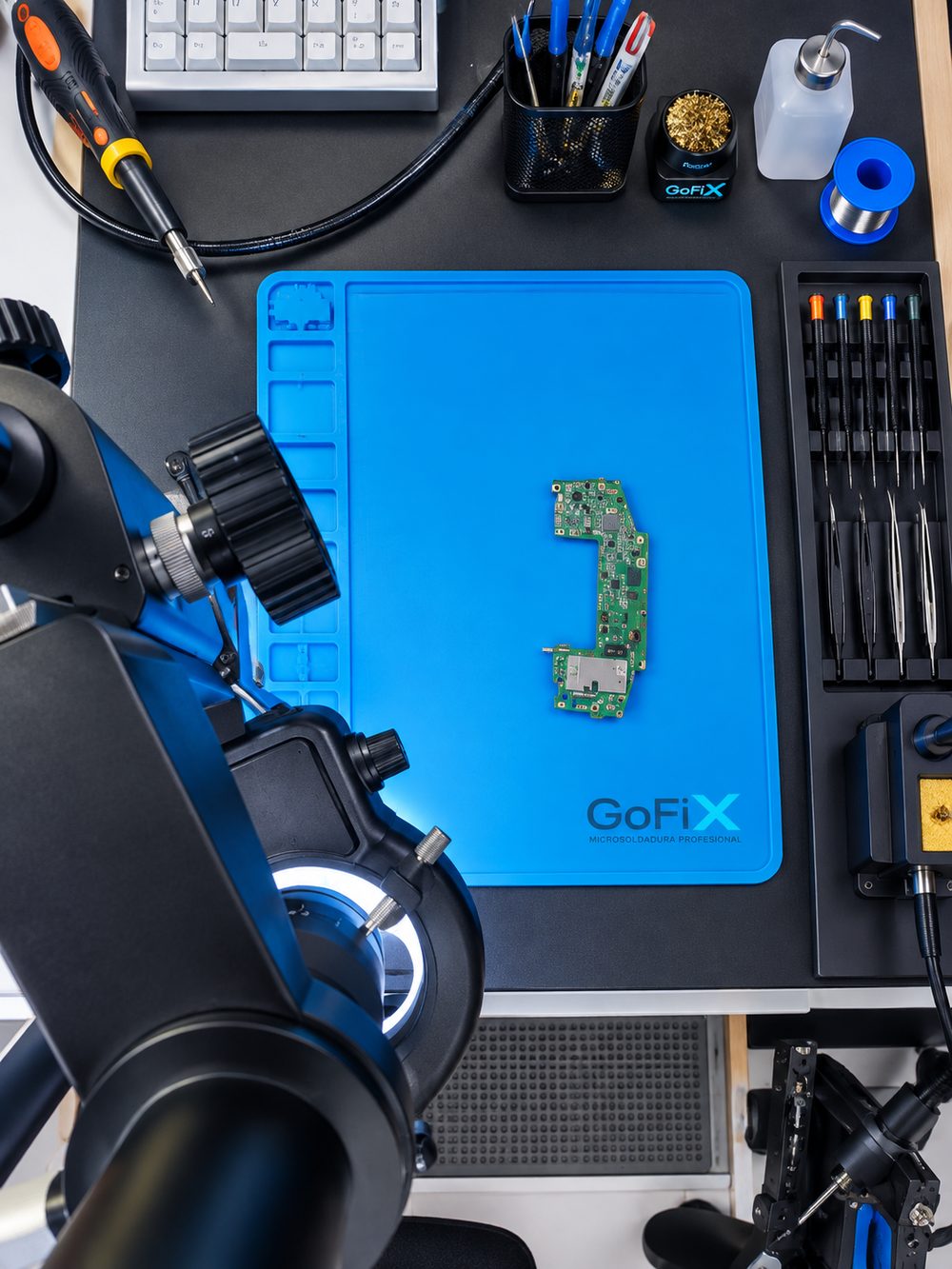 Placa base ya reparada, sobre alfombrilla antiestática GoFix, lista para verificación final